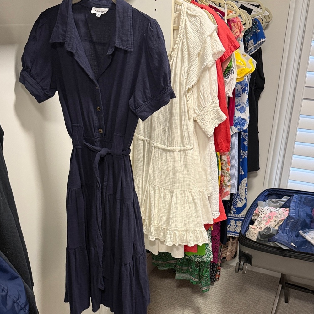 Kaileigh Navy Button-Front Tie-Waist Maxi Dress. Size M.